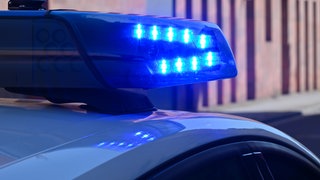 Polizeiauto mit Blaulicht (Symbolbild)