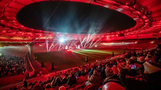 Die MHG Arena in Stuttgart ganz in Adventsstimmung: Zum Weihnachtskonzert 2024 des VfB kamen 15.000 Fans.