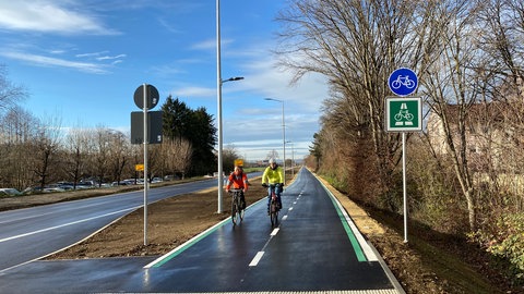 Zwei Radfahrer auf dem Radschnellweg RS14 zwischen Süßen und Salach im Kreis Göppingen