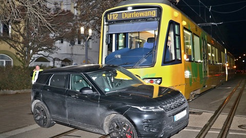 Nach Zusammenstoß: Auto steht im Gleisbett der Stadtbahn der Linie U12 in Stuttgart