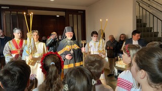 Bischof Bohdan Dzyurakh steht zwischen Messdienern der ukrainischen Gemeinde Stuttgart. In Sillenbuch hält der Bischof der ukrainisch griechisch-katholischen Kirche einen Gottesdienst ab. Anlässlich des sich jährenden Beginns des Ukraine-Kriegs will er den Menschen Hoffnung geben.