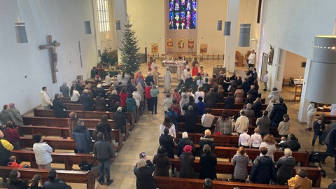 Blick von der Empore in der St. Michael-Kirche runter auf die Kirchenbänke: Beim Gottesdienst von Bischof Bohdan Dzyurakh ist die ukrainische Gemeinde in Stuttgart gut besucht.