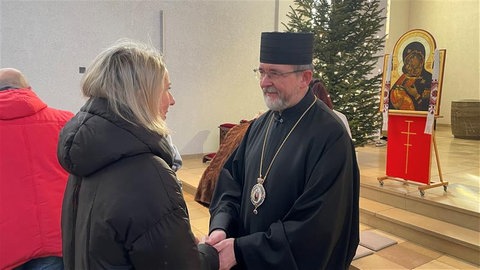 Bischof Bohdan Dzyurakh im Gespräch mit einer Frau in der St.Michael-Kirche in Stuttgart-Sillenbuch.