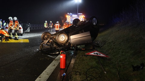 Auf der B10 auf Höhe von Ebersbach im Kreis Göppingen kam es bei Straßenglätte zu einem schweren Unfall in Fahrtrichtung Ulm. Drei Autos waren in den Crash verwickelt.