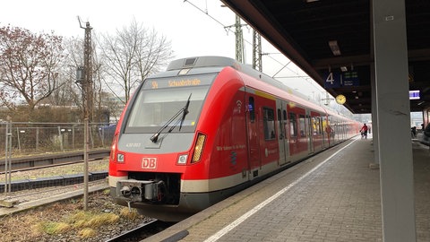 S-Bahn fährt in Ludwigsburg ein: Auf den Bahnsteigen kann es in der Region Stuttgart mancherorts noch glatt sein, die S-Bahnen und der Regionalverkehr fahren aber. 