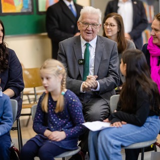 Nach der Debatte zur Grundschulemfehlung ist Ministerpräsident Kretschmann zu Besuch in einer Grundschule. 