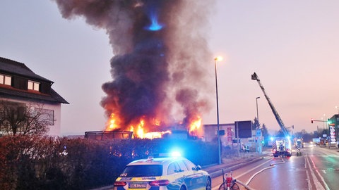 In Schorndorf (Rems-Murr-Kreis) brennt ein Gebäude. Polizei und Feuerwehr sind mit einem Großaufgebot vor Ort.