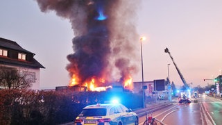 In Schorndorf (Rems-Murr-Kreis) brennt ein Gebäude. Polizei und Feuerwehr sind mit einem Großaufgebot vor Ort.