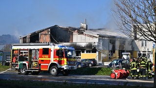 Ein Feuerwehrfahrzeug steht vor dem abgebrannten Gebäude in Schorndorf (Rems-Murr-Kreis). Stundenlang hatten die Einsatzkräfte gegen die Flammen angekämpft. Sieben Menschen wurden verletzt.