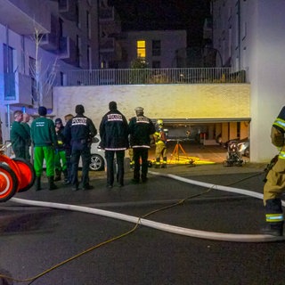 Feuerwehr-Einsatz in Stuttgart-Birkach zu drei brennenenden Auto in einer Tiefgarage