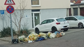 Mehrere gelbe Säcke stehen vor einem Wohnhaus in Geislingen an der Steige. Sie wurden nicht abgeholt, weil sie falsch befüllt waren. 