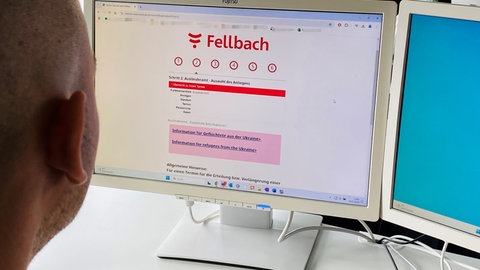 Ein Mann am Computer wählt den Online-Service der Ausländerbehörde Fellbach an.