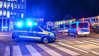 Polizei-Fahrzeuge in Göppingen vor einer Razzia bezüglich der Schuss-Serie im Großraum Stuttgart