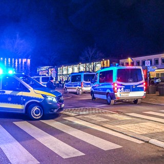 Polizei-Fahrzeuge in Göppingen vor einer Razzia bezüglich der Schuss-Serie im Großraum Stuttgart