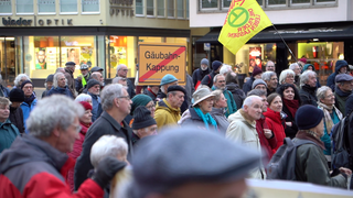 Gäubahnprotest: Rund 100 Menschen demonstrierten vor dem Stuttgarter Rathaus