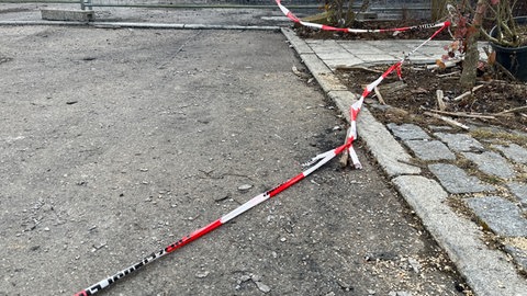 Nach dem Brand einer Lagerhalle in Bad Boll könnten Rückstände Asbest enthalten