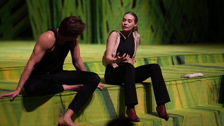 Am Bühnenrand sitzen die beiden Darsteller Alexander Klaws und Judith Caspari (Foto: SWR, Jakob Sax)
