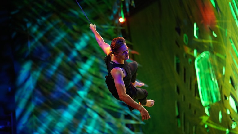 Tarzan (Alexander Klaws) schwingt Richtung Bühnenkante (Foto: SWR, Jakob Sax)
