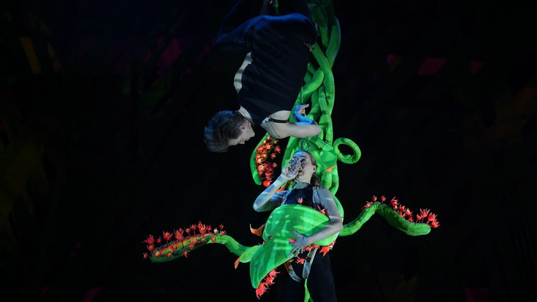 Jane wird von einer fleischfressenden Pflanze festgehalten, Tarzan kommt an einer Liane geflogen und befreit sie. (Foto: SWR, Jakob Sax)