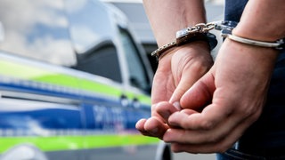 Die Polizei hat im Kreis Esslingen und Stuttgart sechs mutmaßliche Mitglieder einer Drogenbande gefasst. (Symbolbild)