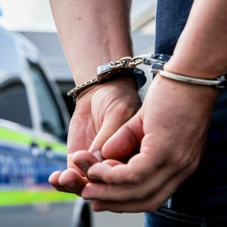 Die Polizei hat im Kreis Esslingen und Stuttgart sechs mutmaßliche Mitglieder einer Drogenbande gefasst. (Symbolbild)