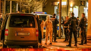 Die Spurensicherung der Polizei Stuttgart untersucht in Möhringen die Stelle, wo am Abend ein Mann mit einer Schussverletzung gefunden wurde.