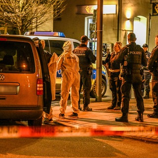 Die Spurensicherung der Polizei Stuttgart untersucht in Möhringen die Stelle, wo am Abend ein Mann mit einer Schussverletzung gefunden wurde.