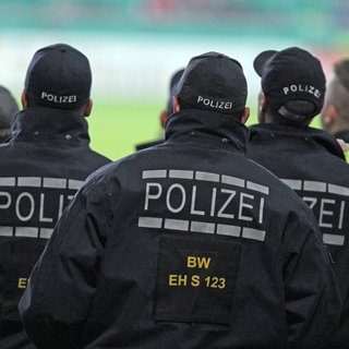 Polizisten in der MHP Arena in Stuttgart. (Symbolbild) Die Polizei hat am Mittwoch im Vorfeld des Champions-League-Spiels VfB Stuttgart gegen Paris Saint-Germain 59 französische Hooligans in Gewahrsam genommen. 