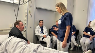 Internationale Pflegekräfte an der RKH-Klinik in Markgröningen lernen Schwäbisch. 