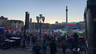 Mehrere Tausend Menschen demonstrieren am 1.2.2025 auf dem Stuttgarter Schlossplatz unter dem Motto "Wir sind die Brandmauer". 