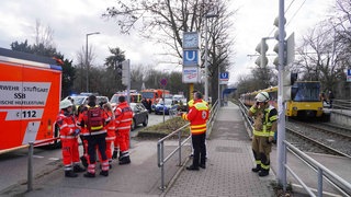 Polizei und Rettungskräfte an einer Stadtbahn-Haltestelle in Stuttgart um ein verunglücktes Kind zu bergen. 