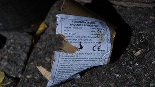 Die Reste einer Feuerwerksbombe der Kategorie 4liegen vor einem Haus. (Symbolbild)