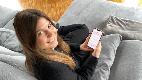 Lisa Mutvar mit Handy: Sie hat die Selbsthilfe-App belinu entwickelt