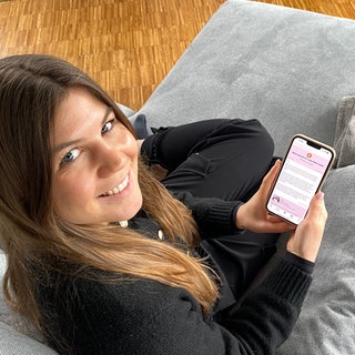 Lisa Mutvar mit Handy: Sie hat die Selbsthilfe-App belinu entwickelt