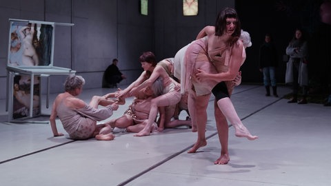 Frauen tanzen miteinander