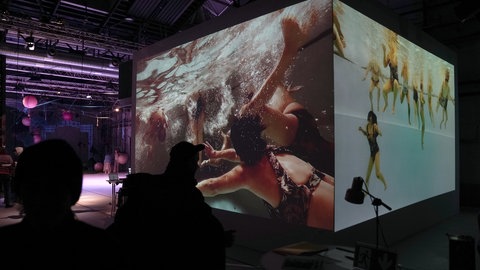 Frauenkörper unter Wasser