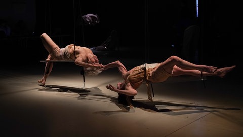 Zwei Frauen auf Schaukeln