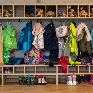 Eine Garderobe in einer Kita 