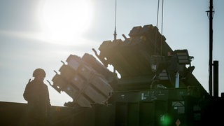 Soldaten der Bundeswehr verladen Raketen für das Flugabwehrsystem Patriot.