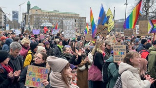 CSD-Bewegung protestiert unter dem Motto: "Wähl Liebe" gegen rechts in Stuttgart