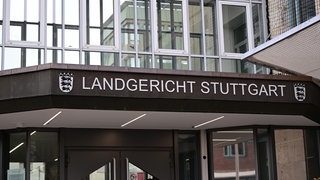 Der Eingang zum Landgericht Stuttgart. Hier muss sich ein 23-Jähriger verantworten. Er soll eine Jugendliche bei einem Einbruchversuch verletzt haben.