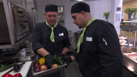 Betriebsleiter Armin Mössinger bereitet mit seinem Kollegen ein Ratatouille vor. 