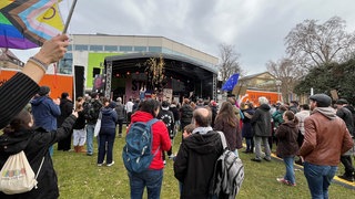 Teilnehmende einer Demonstration für Demokratie in Stuttgart