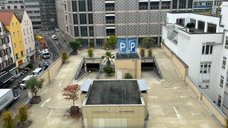 Luftbild von Parkhaus in Stuttgart: Hier sollte ein "Pocket Park" entstehen, eine grüne Oase mit Pflanzen in der Innenstadt.