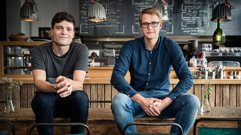 Jakob Breuninger (links) und Valentin Belser (rechts), die Gründer von Delicious Data, sitzen in einem Café