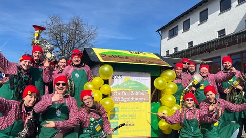 Beim Fastnachtsumzug in Donzdorf präsentieren Närrinnen und Narren selbstgebaute Motivwagen.