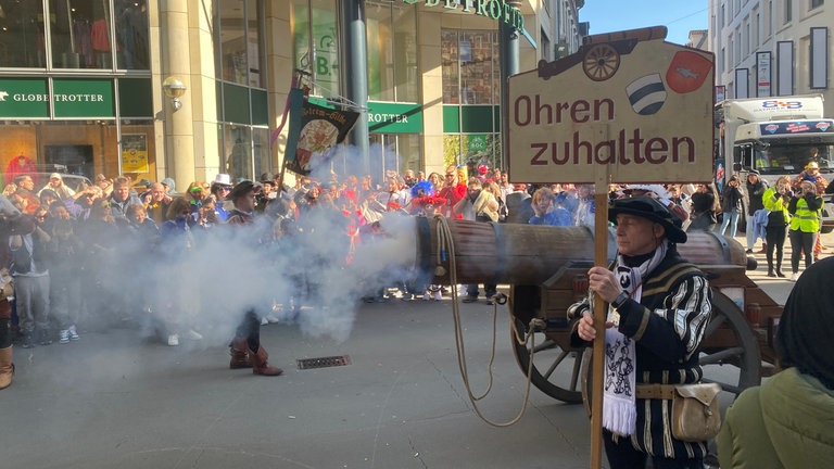 Wumms! Mit einem Kanonenschlag begann nicht nur der Faschingsumzug 2025 durch Stuttgart. Für die Schaulustigen links und rechts des Trosses gab es auch im weiteren Verlauf so manchen Wumms auf die Ohren.
