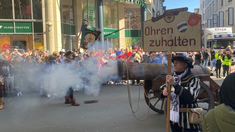 Wumms! Mit einem Kanonenschlag begann nicht nur der Faschingsumzug 2025 durch Stuttgart. Für die Schaulustigen links und rechts des Trosses gab es auch im weiteren Verlauf so manchen Wumms auf die Ohren.