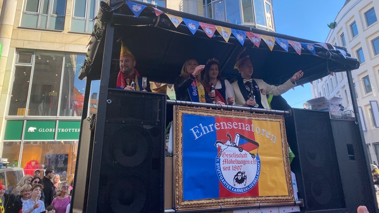 Als Veranstalter des Faschingsumzugs 2025 kreuzten die Gesellschaft Möbelwagen e. V. mit ihrem Ehrensenatoren-Wagen durch die City von Stuttgart.