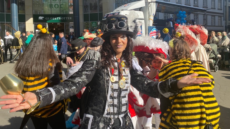 Auch im Zuschauerbereich des Umzugs durch Stuttgart am Faschingsdienstag waren bemerkenswerte Verkleidungen zu finden.